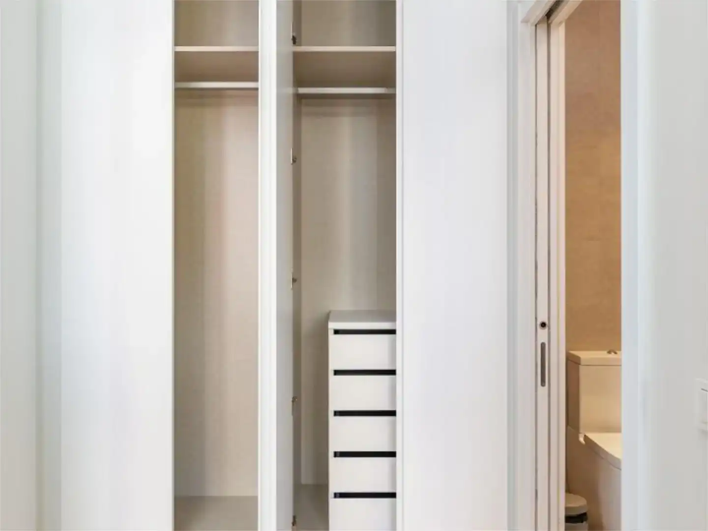 Dormitori de Apartament de lloguer en  Madrid Capital amb Aire condicionat i Piscina