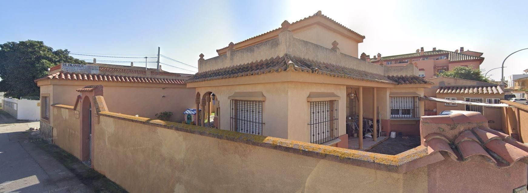 Vista exterior de Casa o xalet en venda en Algeciras amb Jardí privat