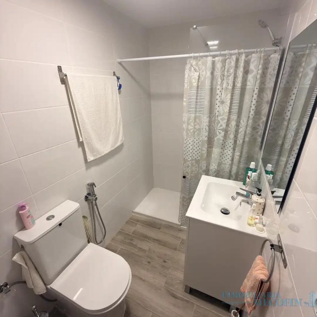 Badezimmer von Wohnung zum Verkauf in Benidorm mit Klimaanlage und Balkon