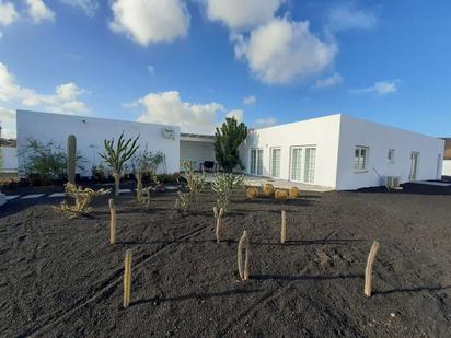 Vista exterior de Casa o xalet en venda en Teguise amb Aire condicionat, Jardí privat i Terrassa