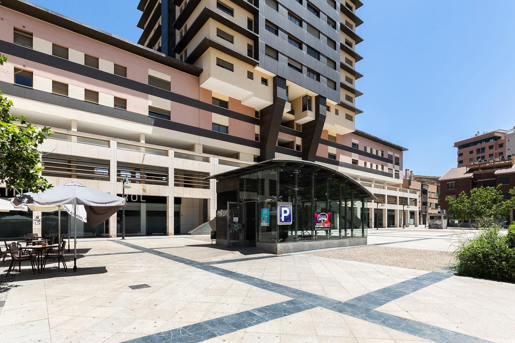 Vista exterior de Àtic en venda en  Granada Capital amb Aire condicionat, Calefacció i Terrassa