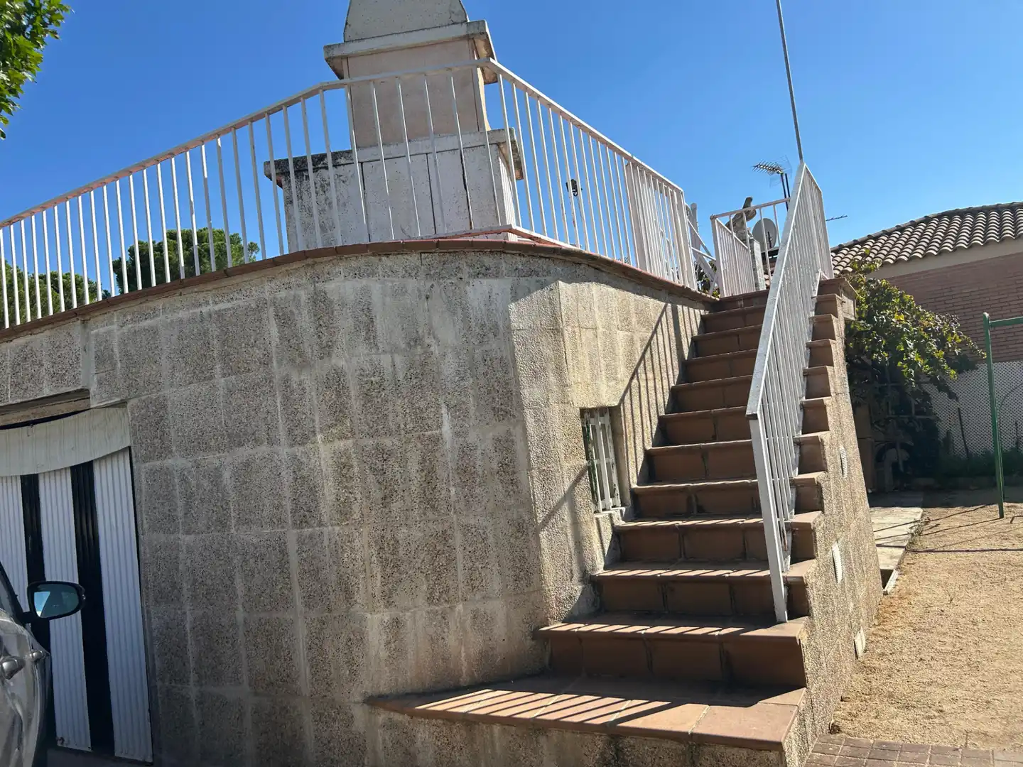 Außenansicht von Einfamilien-Reihenhaus zum Verkauf in Santa Cruz del Retamar mit Klimaanlage, Heizung und Privatgarten