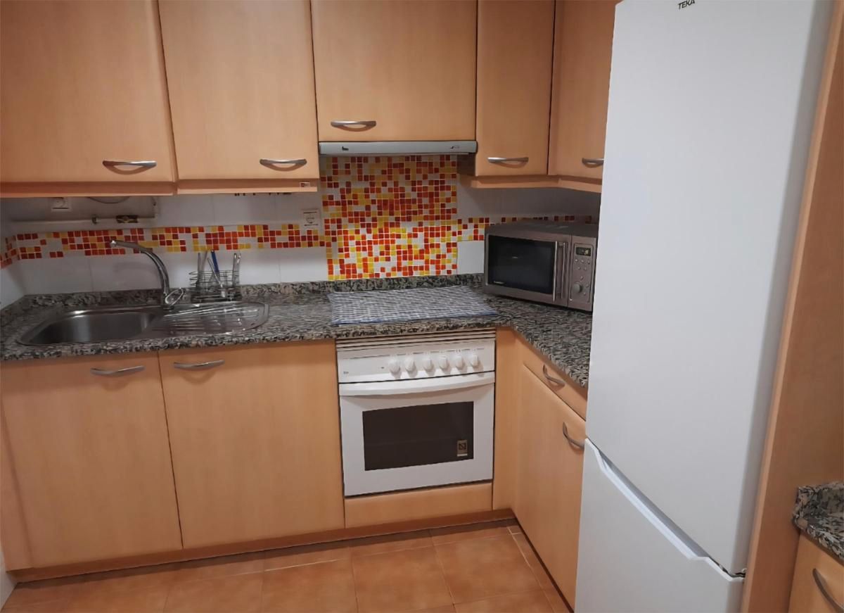 Cuina de Pis de lloguer en Ourense Capital  amb Calefacció, Moblat i Forn