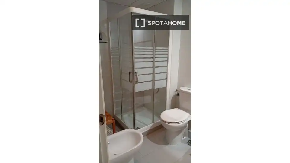Badezimmer von Wohnung zur untervermieten in Sevilla mit Klimaanlage, Terrasse und Möbliert
