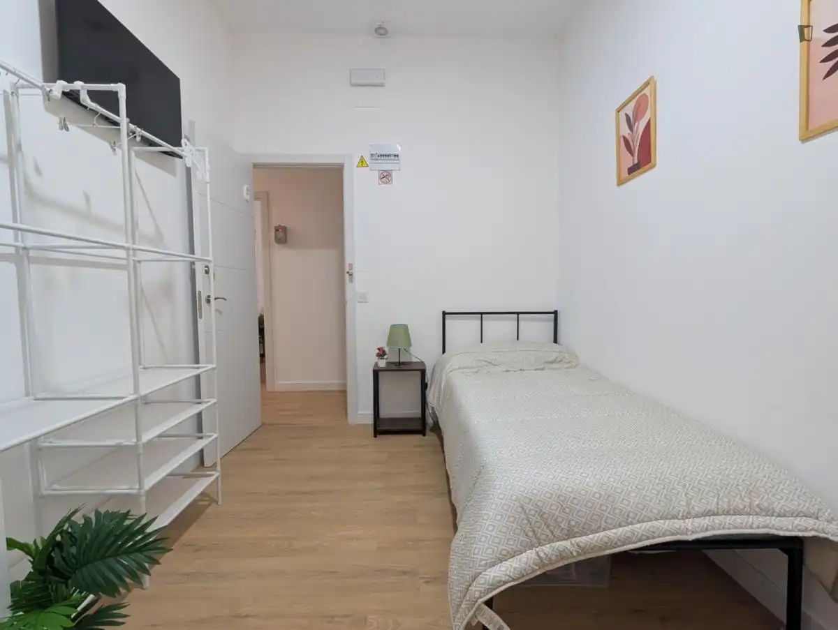 Dormitori de Apartament per a compartir en Madrid amb Moblat i Rentadora