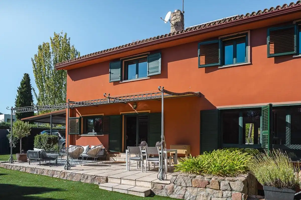 Vista exterior de Casa adosada en venta en Boadilla del Monte con Aire acondicionado, Calefacción y Jardín privado