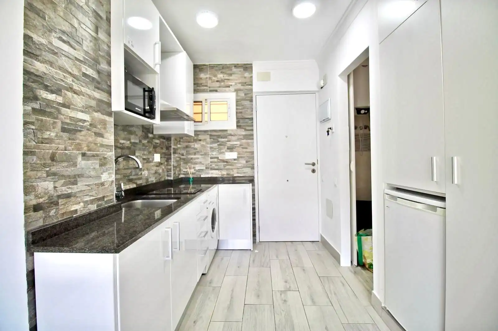 Küche von Wohnung zum Verkauf in Benalmádena mit Klimaanlage, Privatgarten und Möbliert