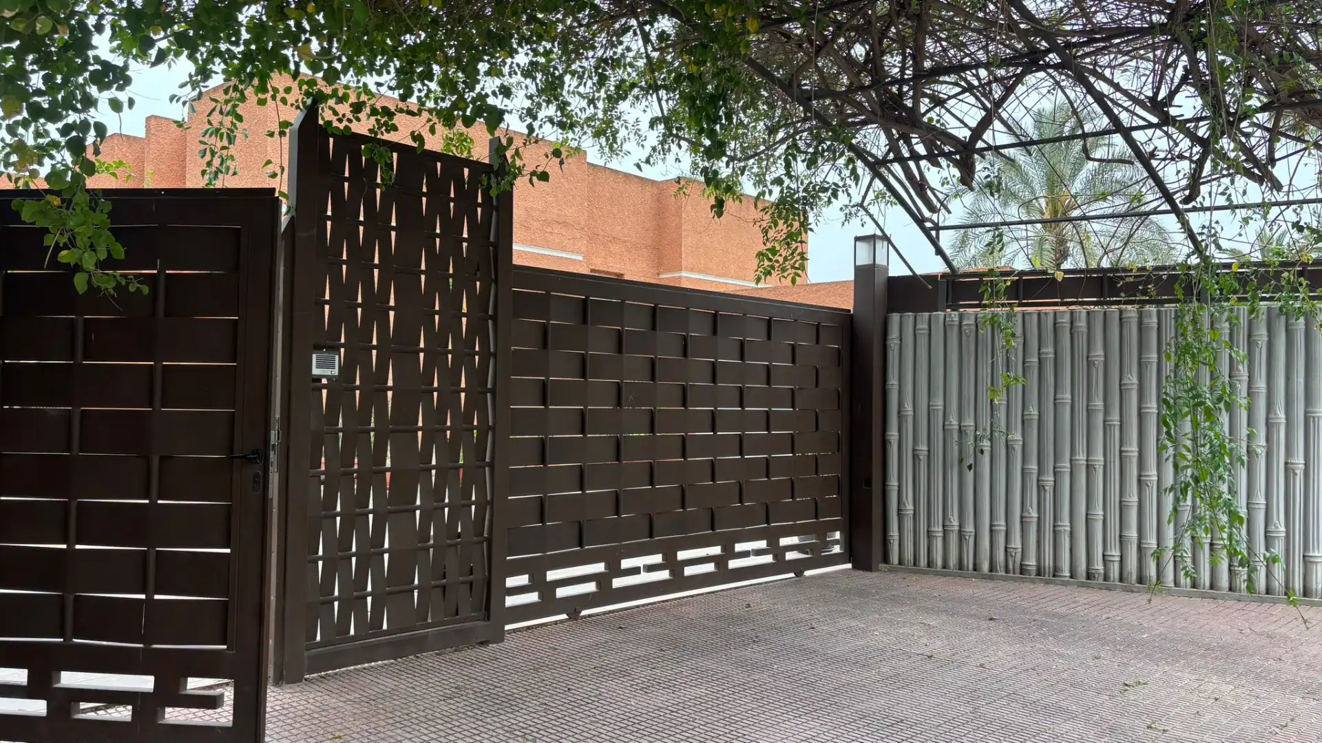 Vista exterior de Casa o xalet en venda en Elche / Elx amb Jardí privat, Terrassa i Piscina