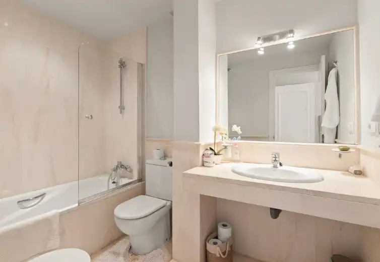 Badezimmer von Einfamilien-Reihenhaus zum Verkauf in Marbella mit Klimaanlage, Privatgarten und Terrasse