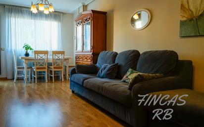 Living room of Flat for sale in  Zaragoza Capital  with Air Conditioner, Heating and Parquet flooring