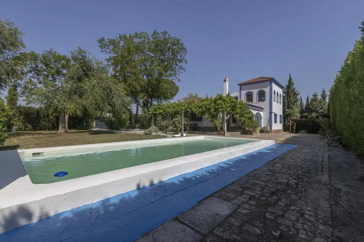 Schwimmbecken von Haus oder Chalet zum Verkauf in Bollullos de la Mitación mit Klimaanlage, Heizung und Privatgarten