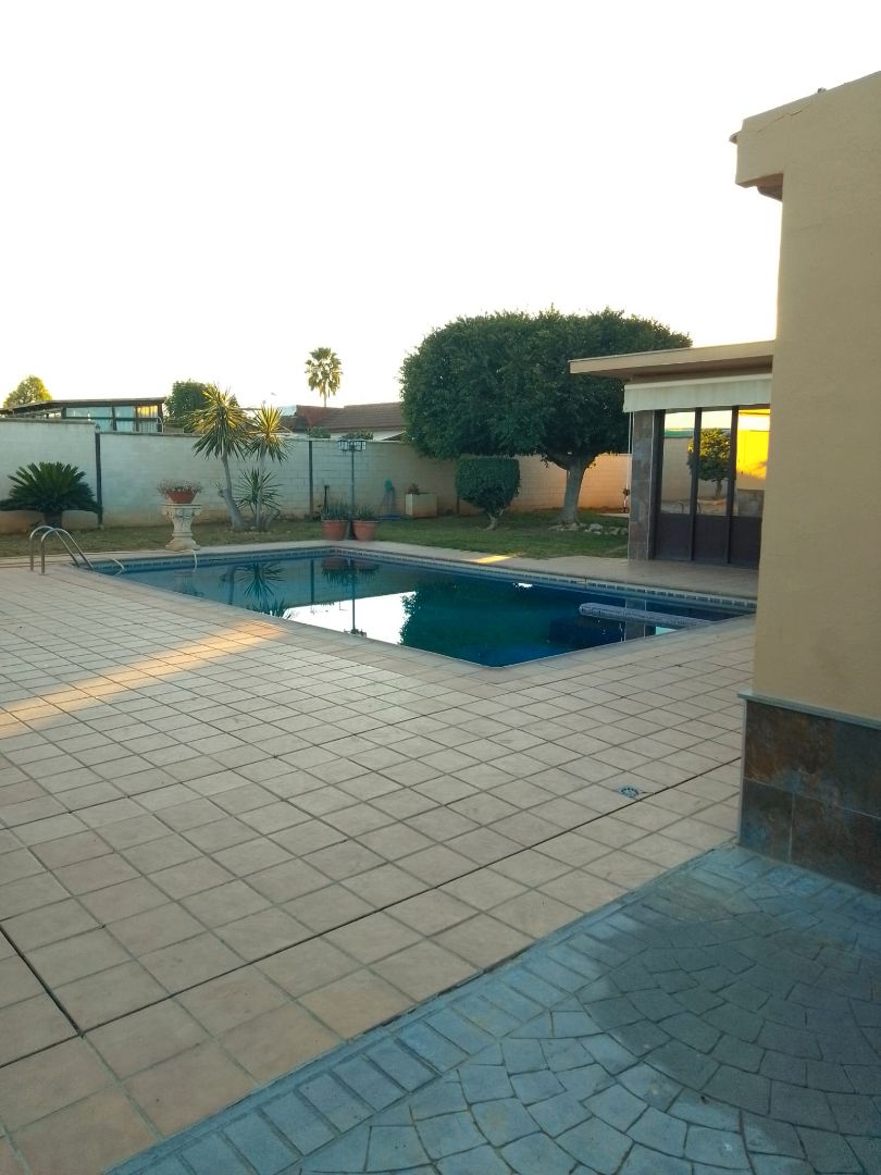 Piscina de Casa o chalet en venta en Alcalá de Guadaira con Aire acondicionado, Calefacción y Jardín privado