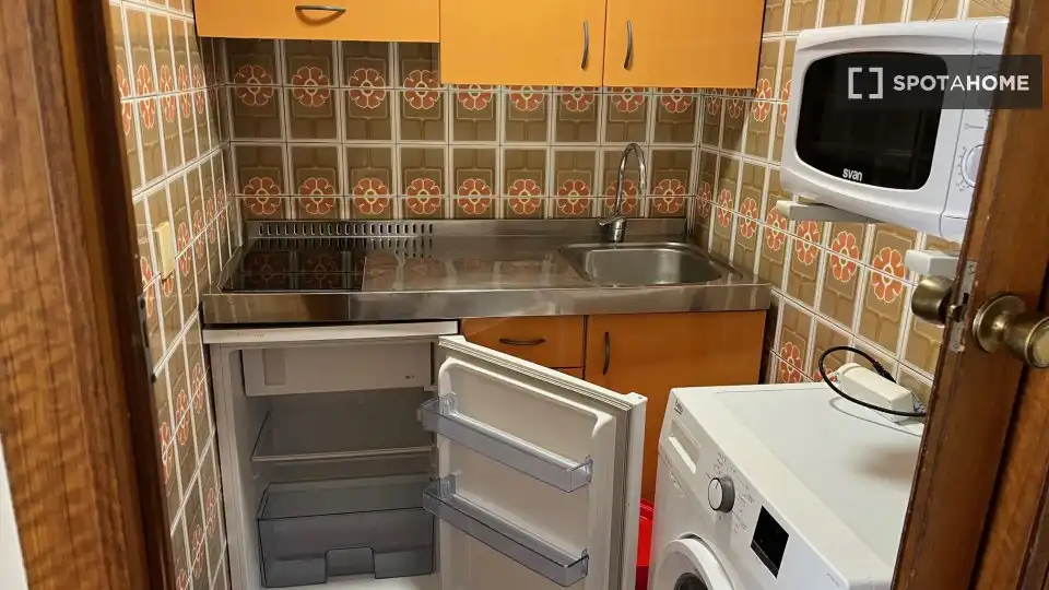 Cuina de Pis de lloguer en Madrid amb Aire condicionat, Calefacció i Moblat