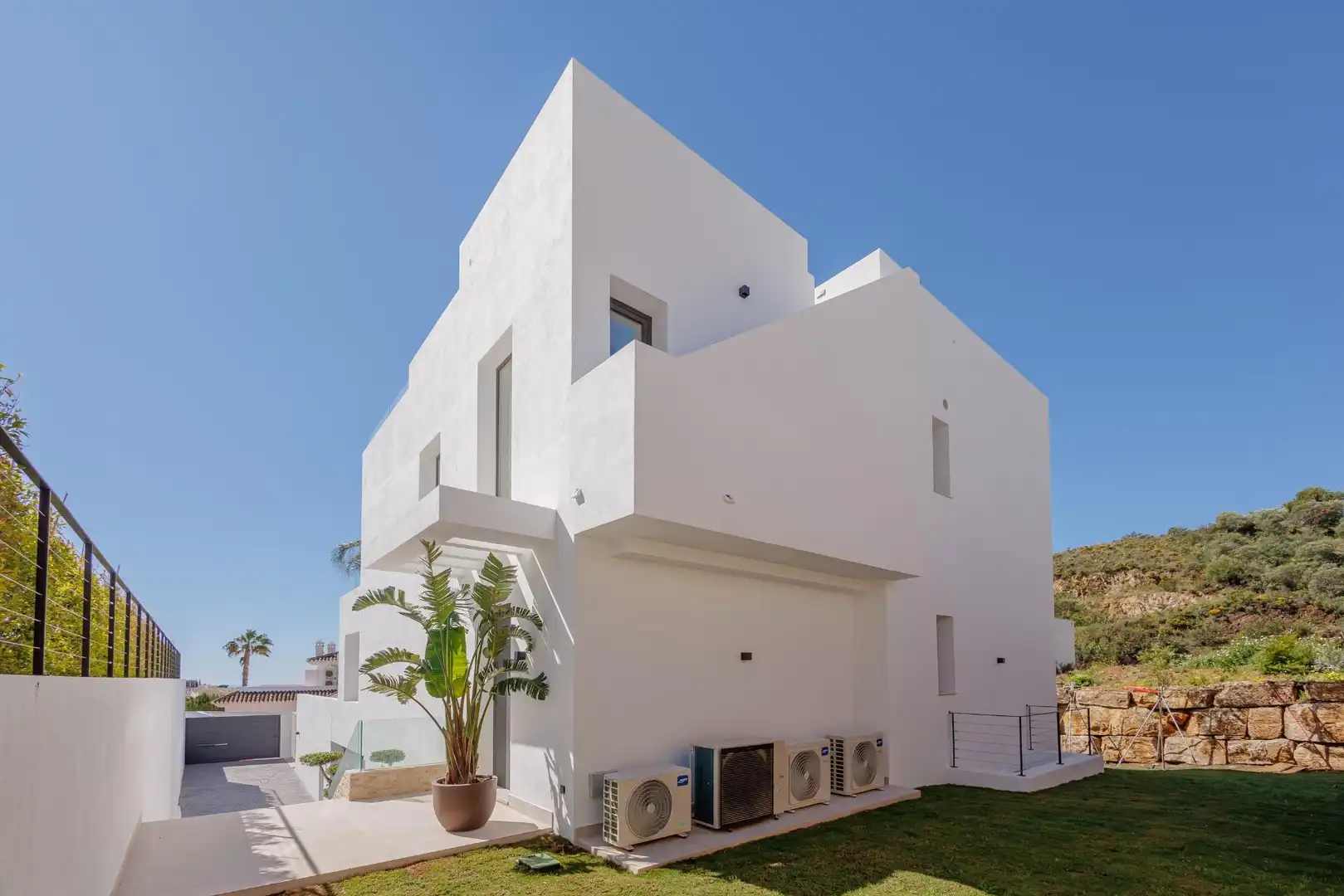 Vista exterior de Casa o xalet en venda en Mijas amb Aire condicionat, Calefacció i Jardí privat
