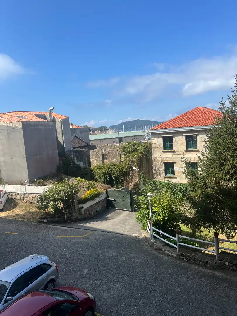 Vista exterior de Pis en venda en Baiona amb Jardí privat, Moblat i Forn