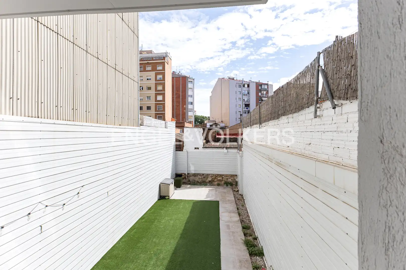Vista exterior de Pis en venda en Barcelona amb Aire condicionat, Calefacció i Jardí privat