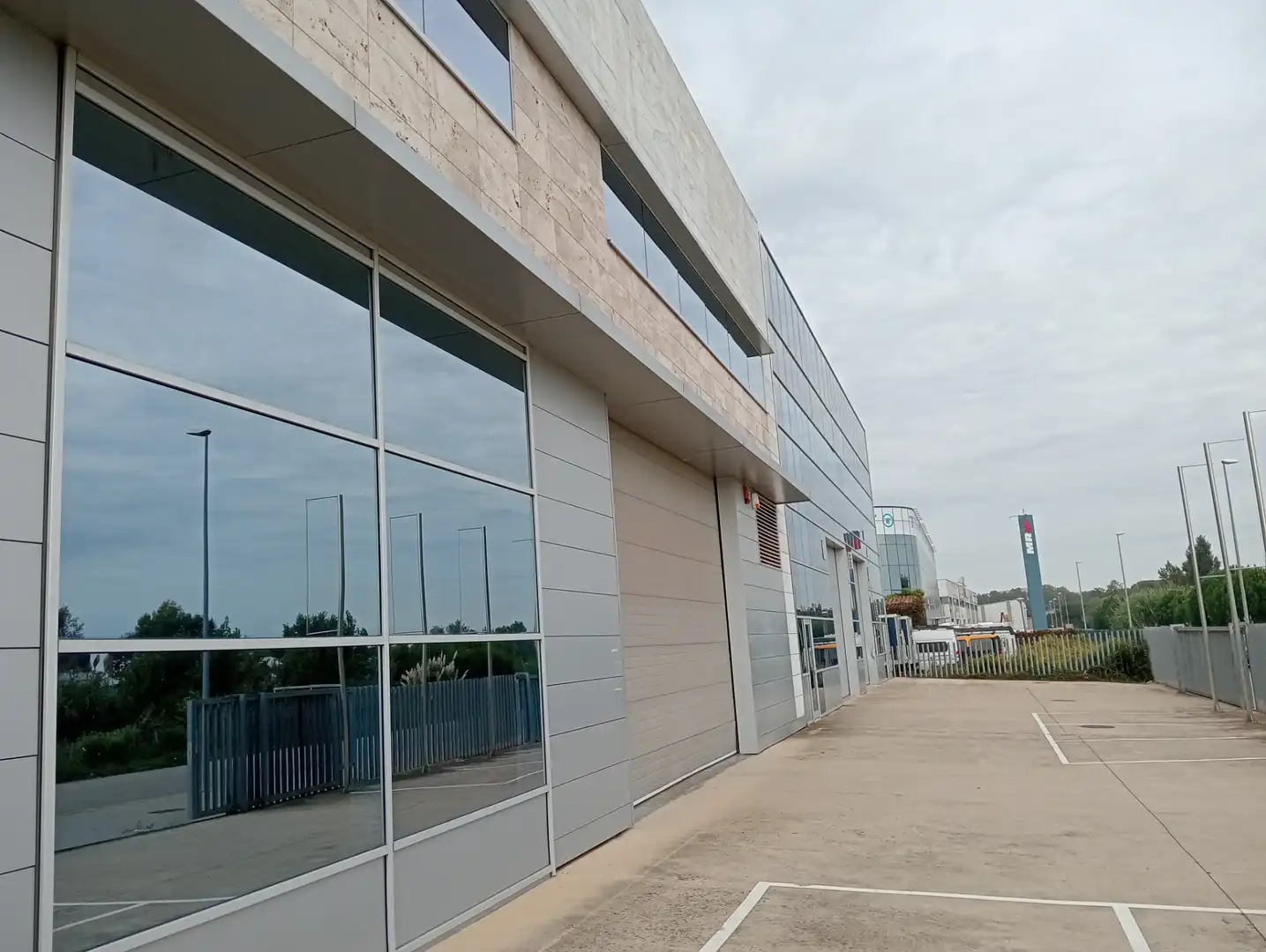 Vista exterior de Nau industrial en venda en Salt amb Calefacció i Alarma