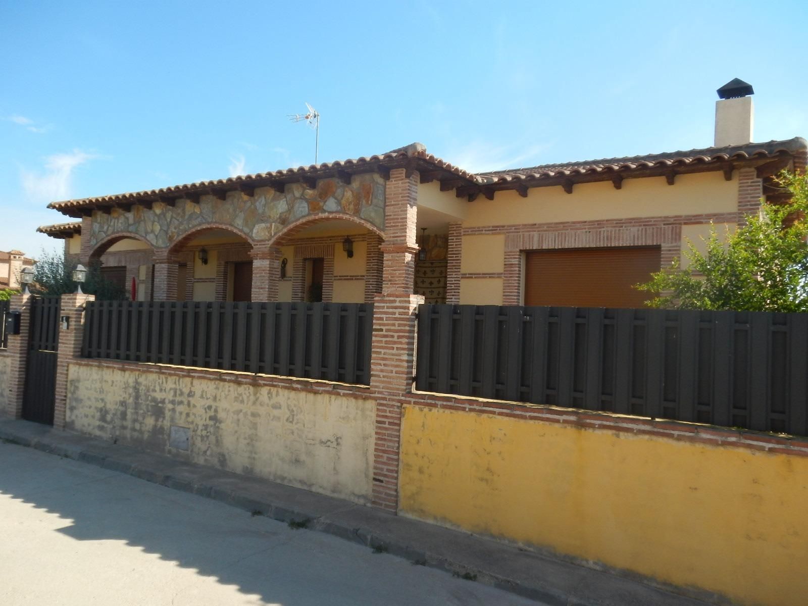 Vista exterior de Casa o xalet en venda en Cardiel de los Montes amb Jardí privat i Piscina comunitària