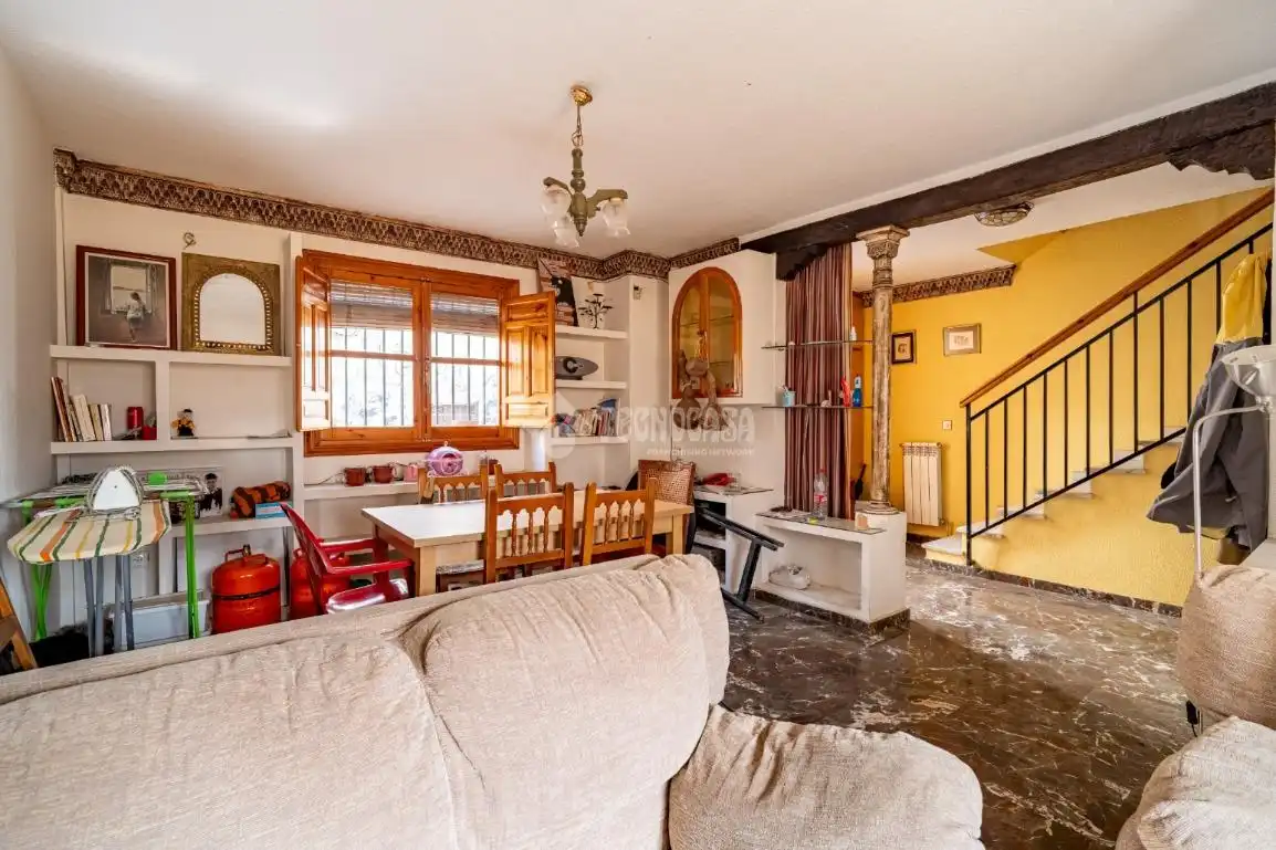 Sala de estar de Casa adosada en venta en Granada con Aire acondicionado