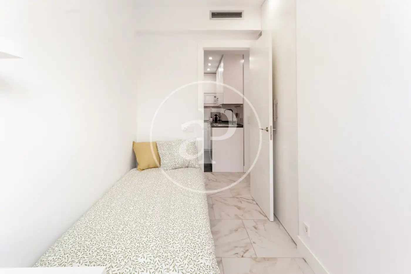 Schlafzimmer von Dachboden zur Miete in Madrid mit Klimaanlage, Heizung und Terrasse