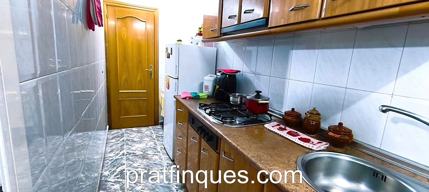 Cuina de Planta baixa en venda en El Prat de Llobregat amb Moblat, Forn i Rentadora