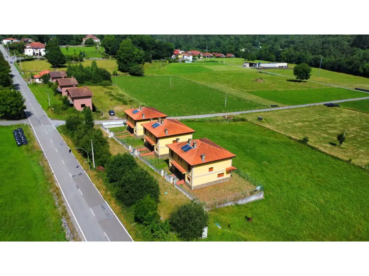 Vista exterior de Casa adosada en venta en Ruesga con Calefacción y Jardín privado