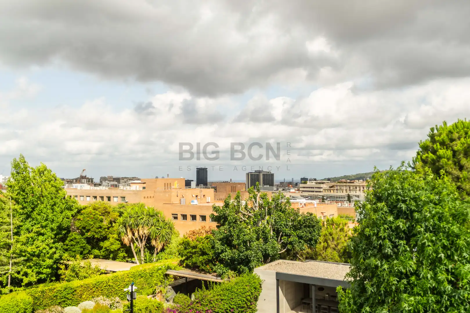 Vista exterior de Casa o xalet en venda en Barcelona amb Aire condicionat, Calefacció i Jardí privat