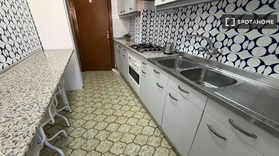 Cuina de Pis de lloguer en Madrid amb Aire condicionat, Calefacció i Moblat
