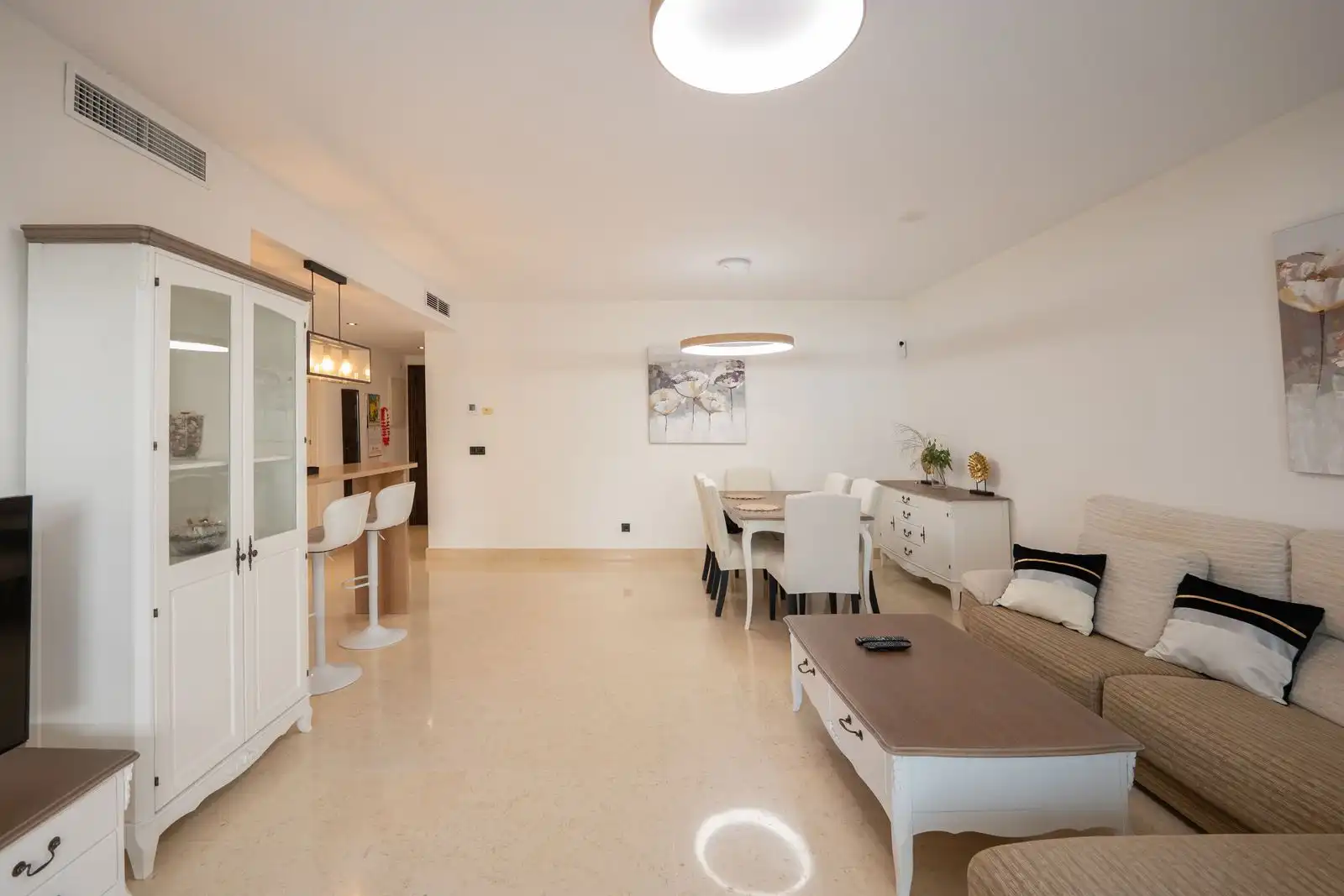 Wohnzimmer von Wohnung zur Miete in Benahavís mit Klimaanlage, Privatgarten und Terrasse
