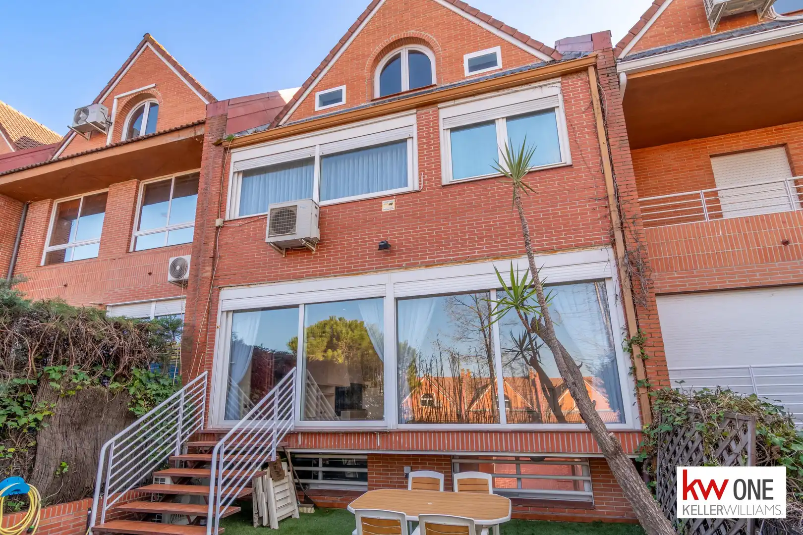 Vista exterior de Casa adosada de alquiler en Pozuelo de Alarcón con Aire acondicionado, Calefacción y Jardín privado