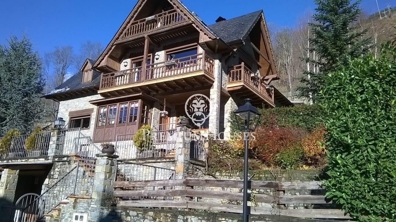 Vista exterior de Casa o xalet en venda en Vielha e Mijaran amb Calefacció, Jardí privat i Terrassa