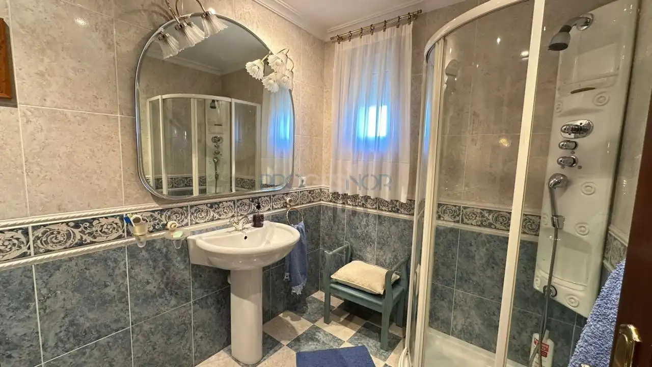 Baño de Casa o chalet en venta en Sariegos con Calefacción, Jardín privado y Terraza