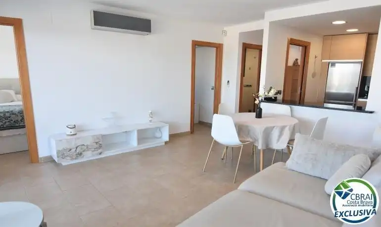 Sala d'estar de Apartament en venda en Roses amb Aire condicionat, Terrassa i Moblat