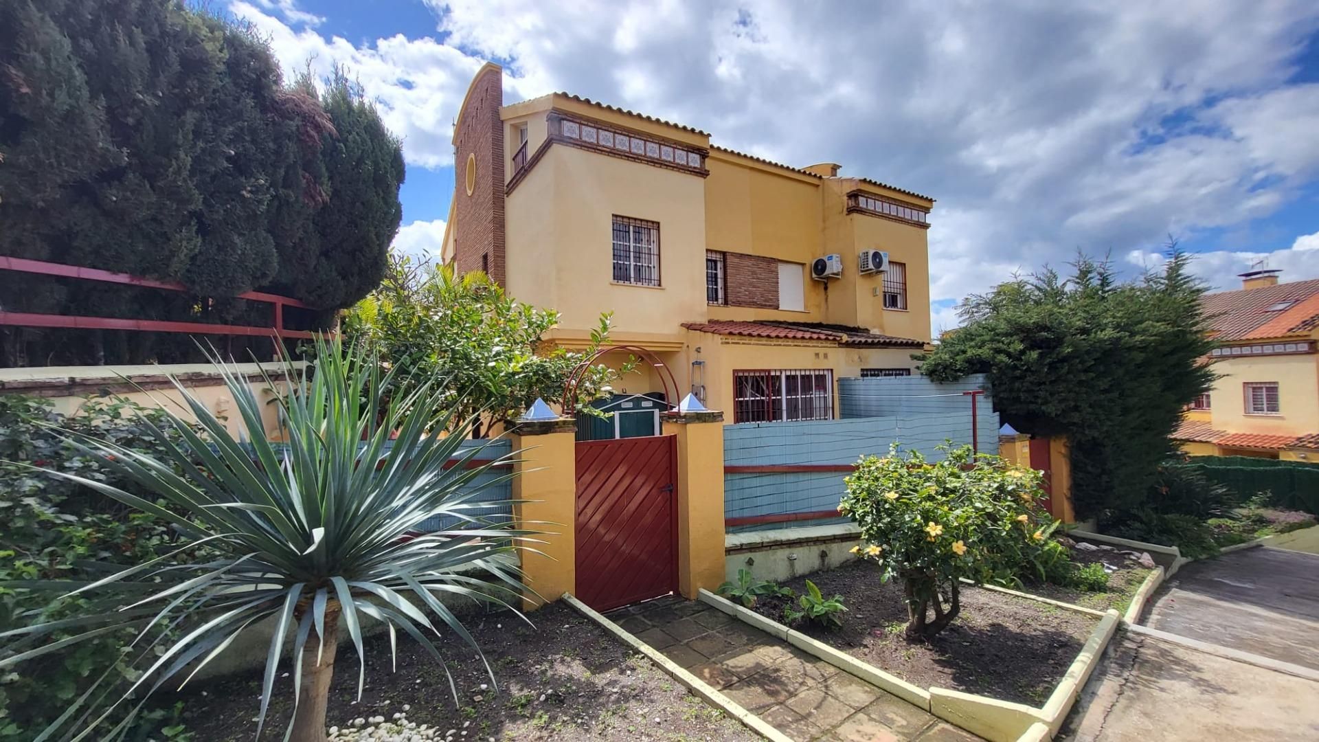Vista exterior de Casa adosada en venda en Rincón de la Victoria amb Aire condicionat, Calefacció i Jardí privat