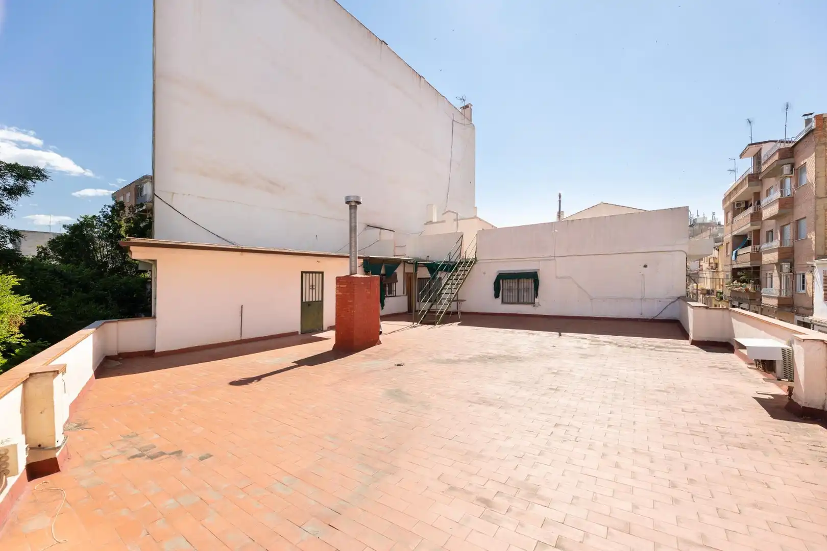 Exterior view of Buildings for sale in Granada