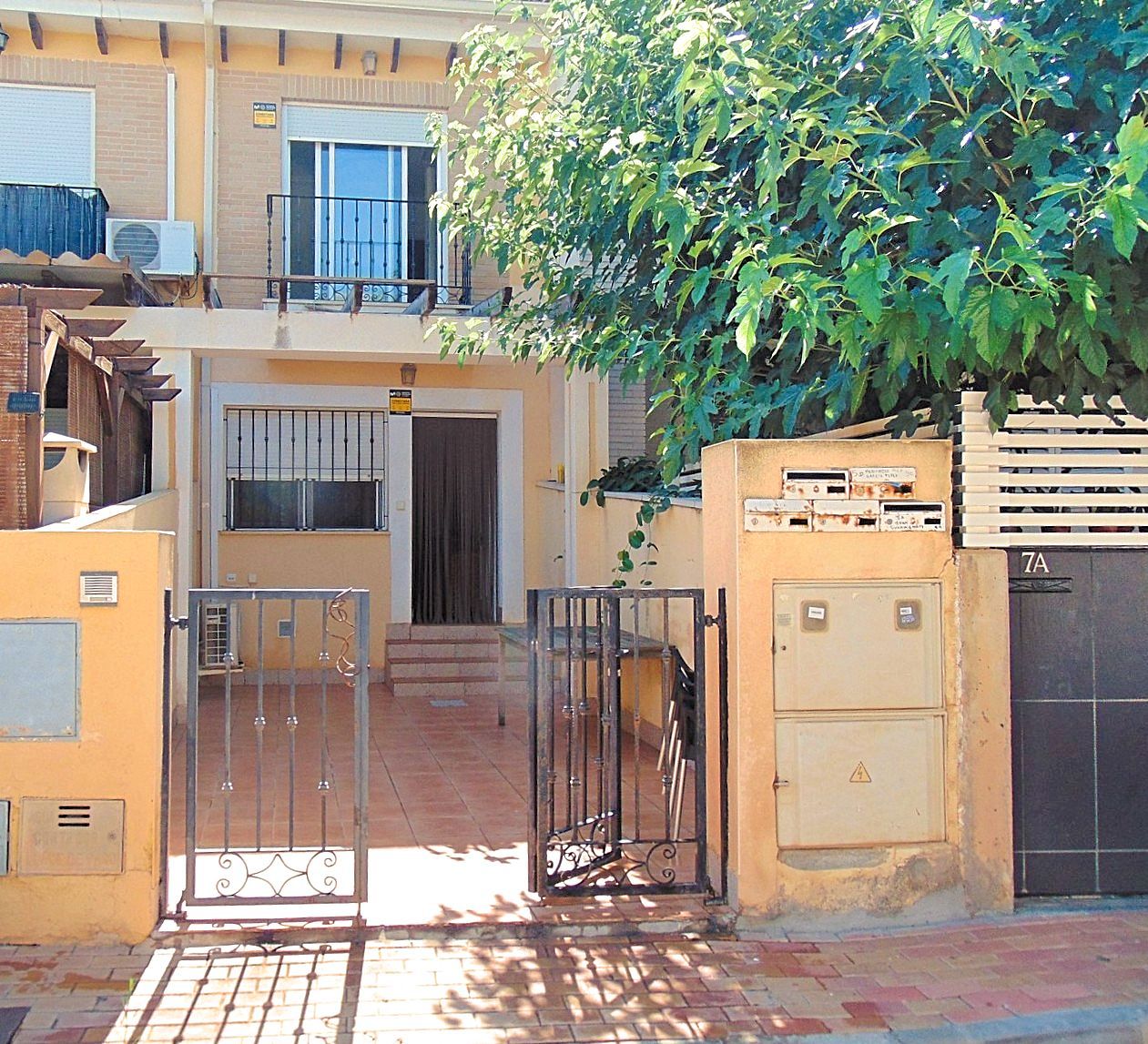 Vista exterior de Casa adosada en venda en San Pedro del Pinatar amb Aire condicionat, Calefacció i Jardí privat