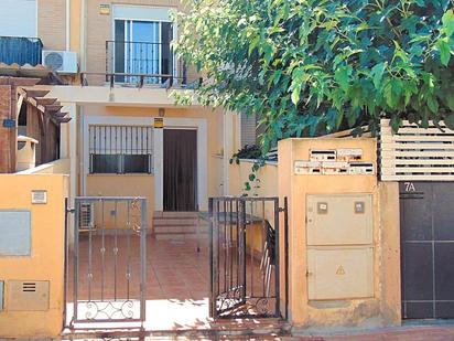 Vista exterior de Casa adosada en venda en San Pedro del Pinatar amb Aire condicionat, Calefacció i Jardí privat