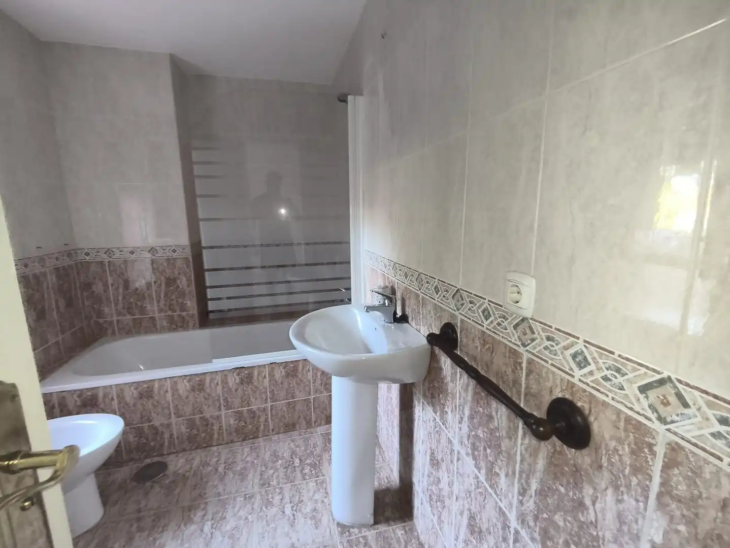 Badezimmer von Wohnungen zum Verkauf in Fuengirola mit Klimaanlage, Heizung und Privatgarten