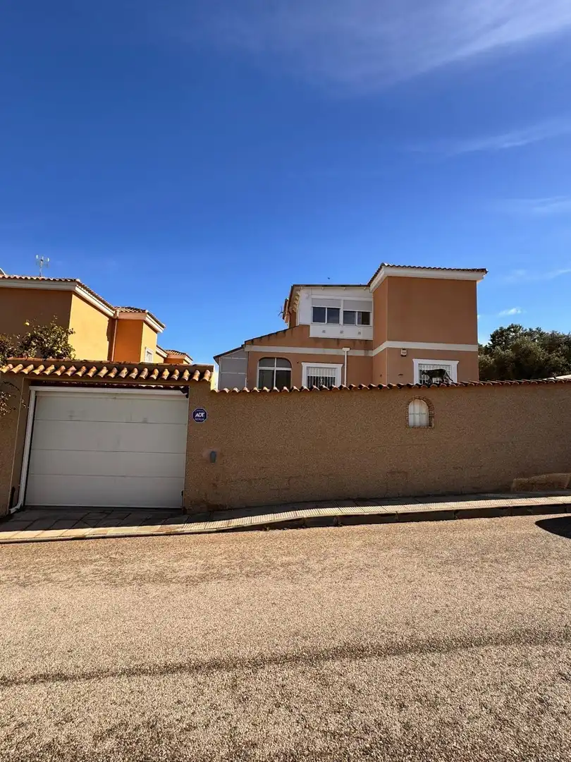 Vista exterior de Casa o xalet en venda en Cartagena amb Calefacció, Jardí privat i Piscina