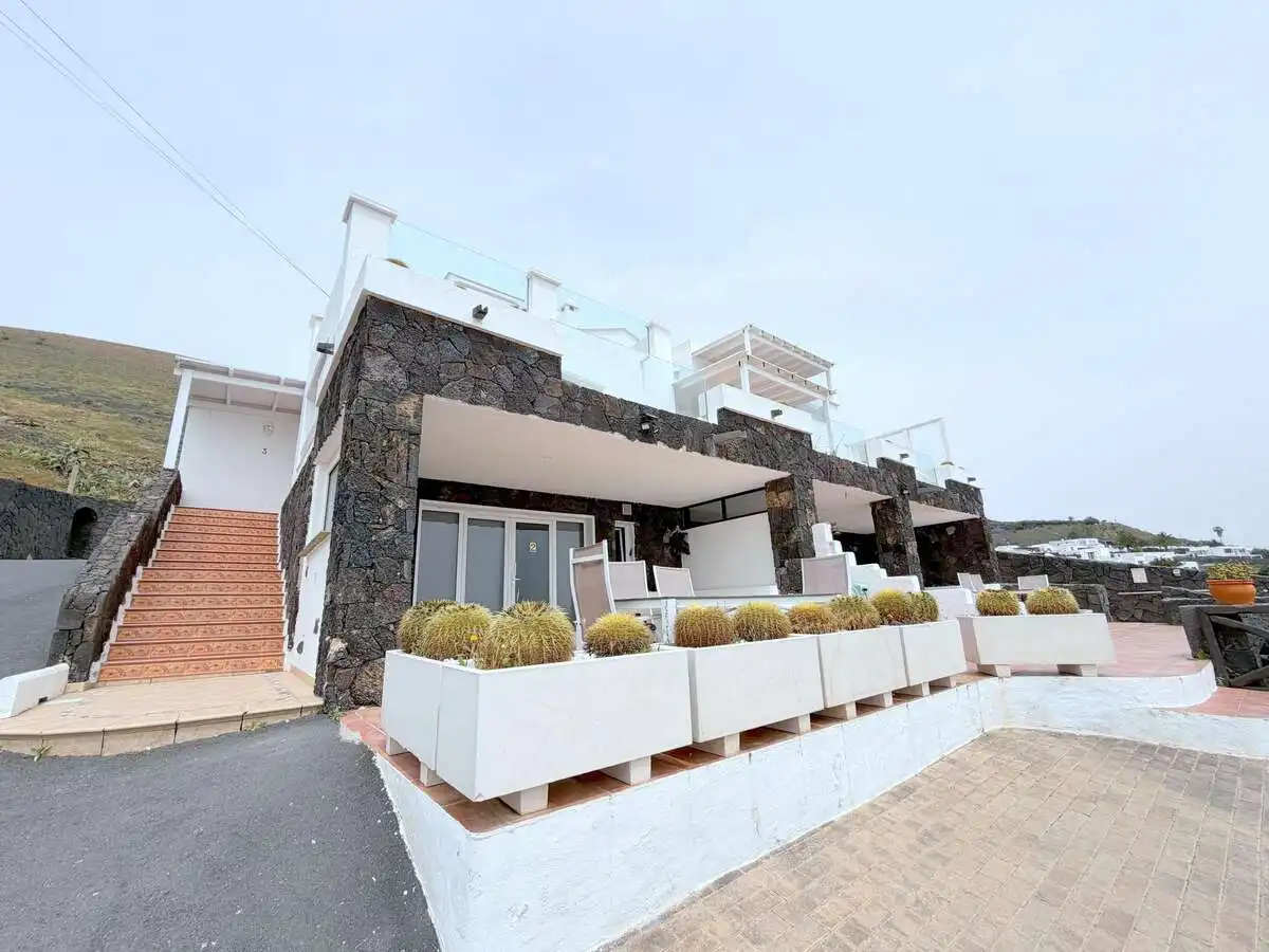 Vista exterior de Casa o xalet en venda en Tías amb Aire condicionat, Jardí privat i Terrassa