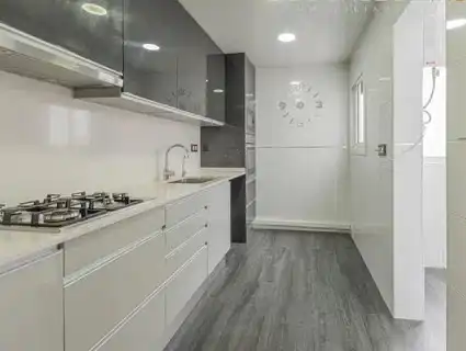 Cuina de Pis en venda en Cornellà de Llobregat amb Aire condicionat, Forn i Balcó