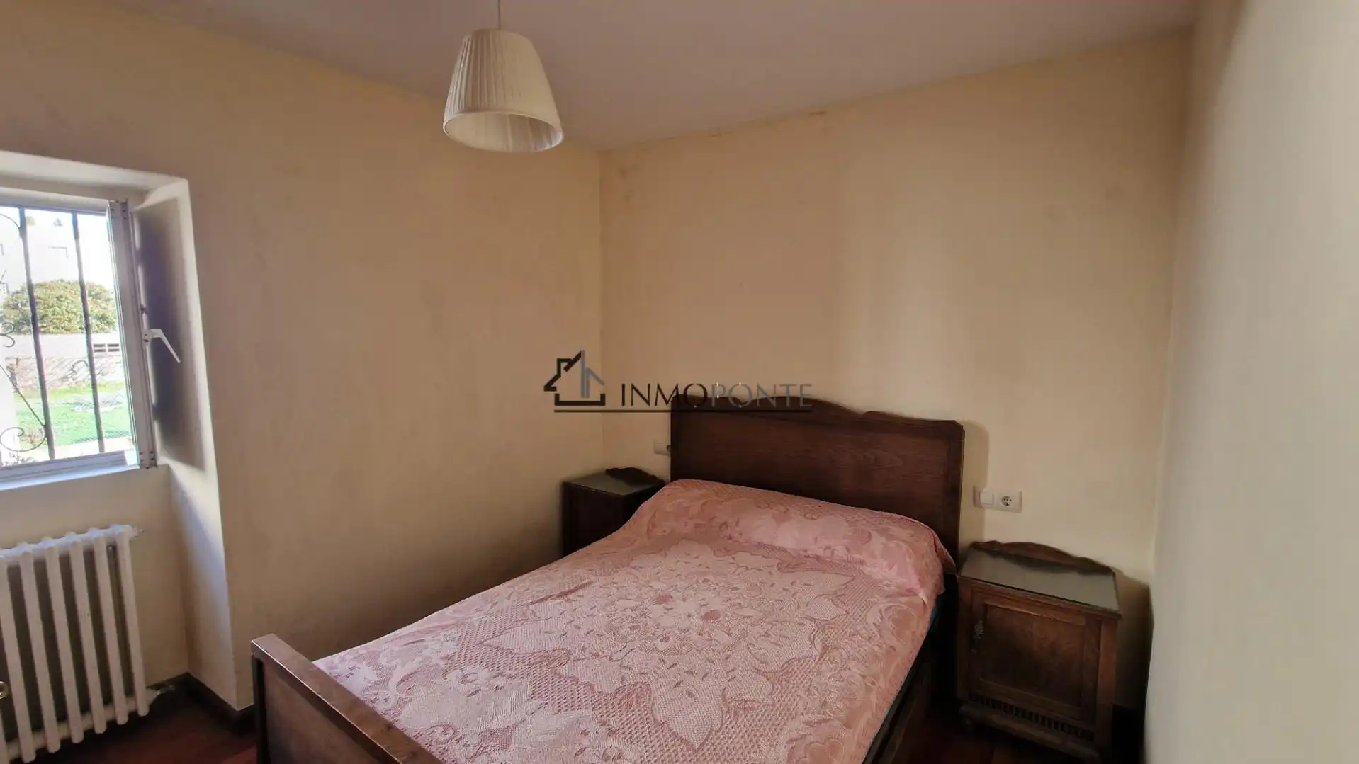 Dormitori de Casa o xalet en venda en Pontevedra Capital  amb Jardí privat