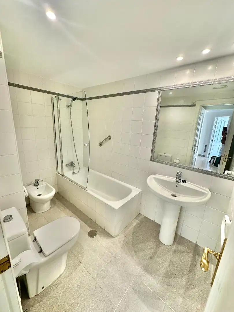 Baño de Piso de alquiler en Granada con Aire acondicionado, Calefacción y Parquet