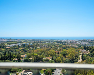 Vista exterior de Àtic en venda en Benahavís amb Aire condicionat, Calefacció i Terrassa