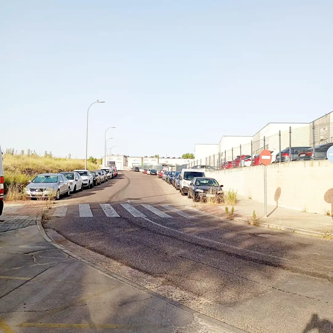 Parkplatz von Fabrikhallen zur Miete in Ciempozuelos