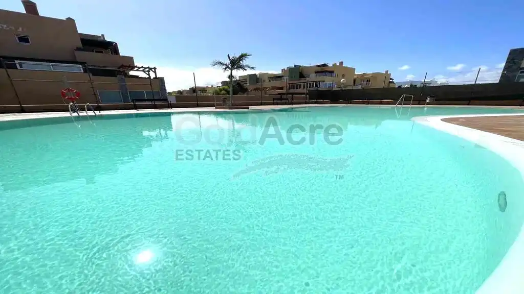 Piscina de Apartamento en venta en La Oliva