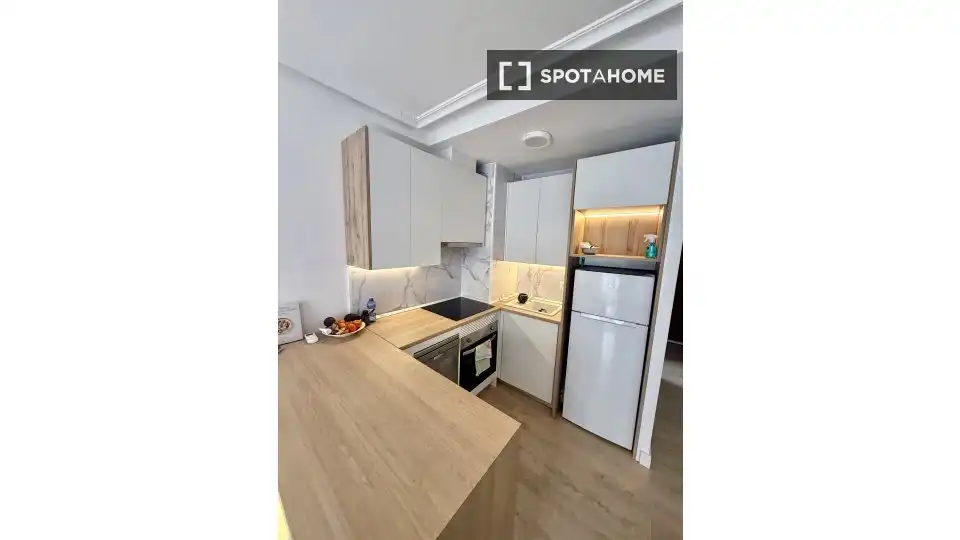 Cuina de Apartament per a compartir en Madrid amb Aire condicionat, Calefacció i Terrassa