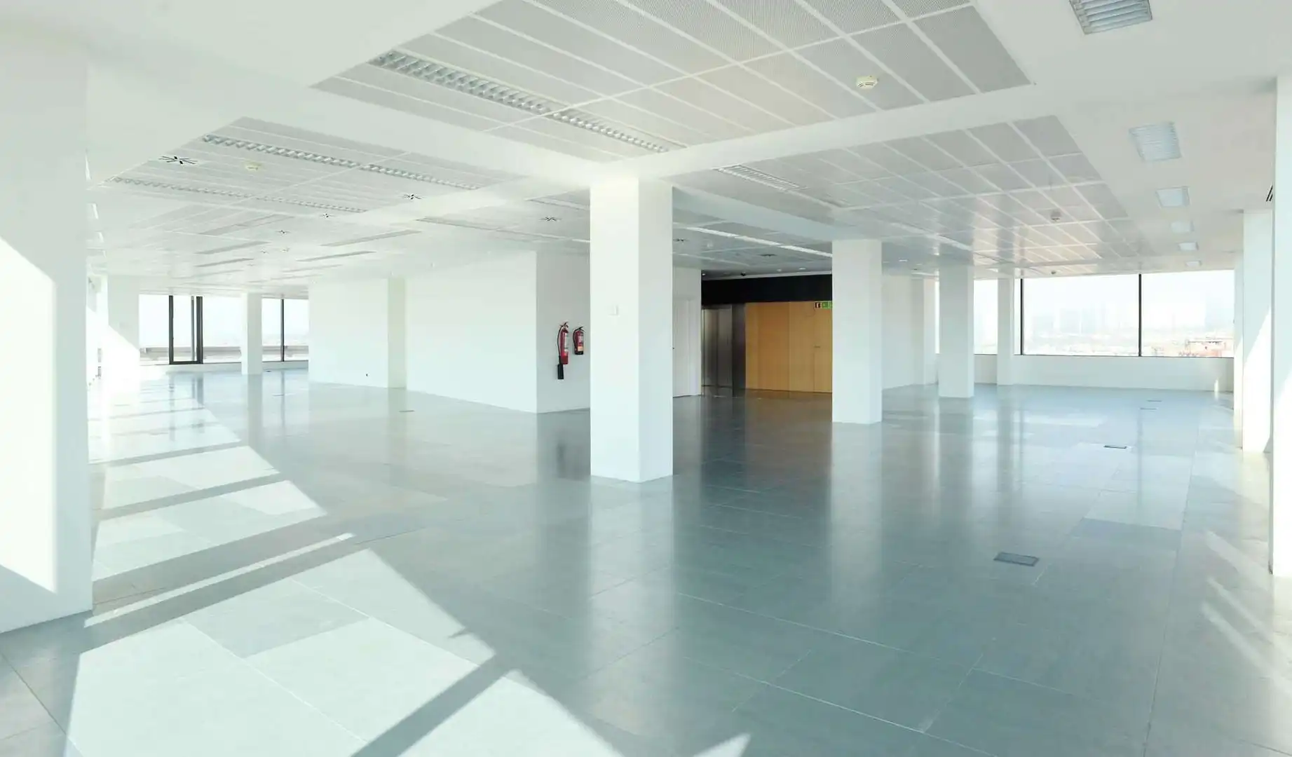 Oficina de alquiler en Cornellà de Llobregat con Aire acondicionado, Calefacción y Terraza