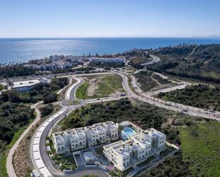 Vista exterior de Apartament en venda en Estepona amb Aire condicionat, Terrassa i Piscina