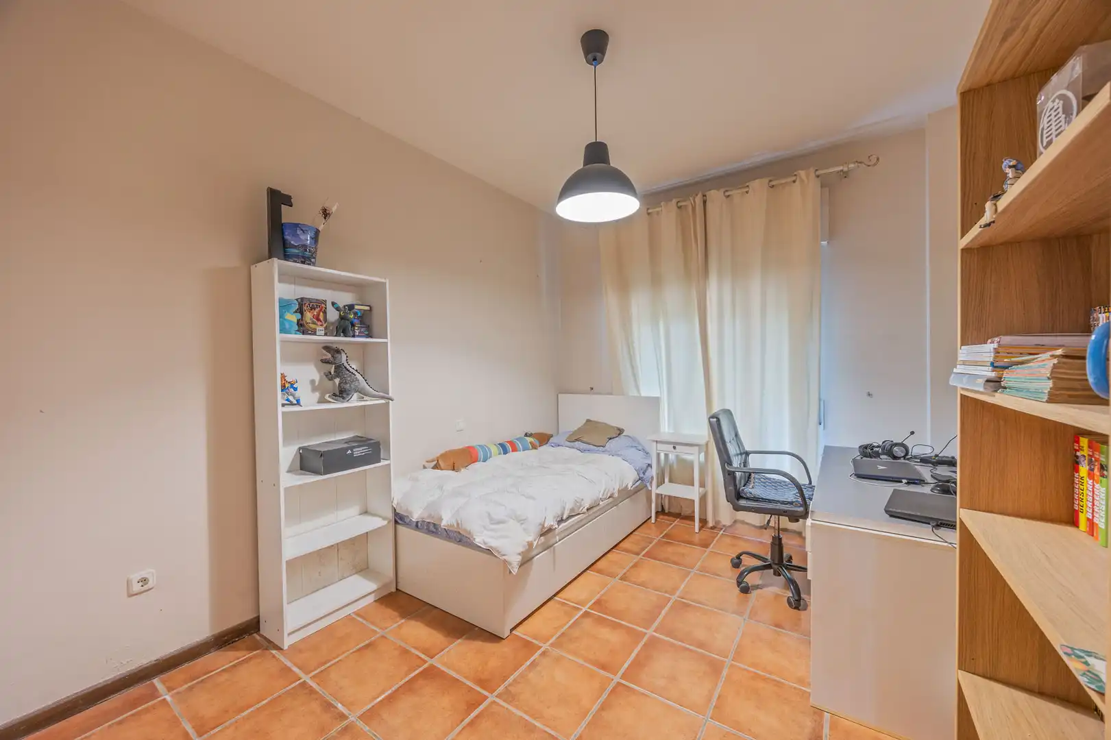 Dormitori de Casa adosada en venda en Sotogrande amb Jardí privat, Terrassa i Piscina